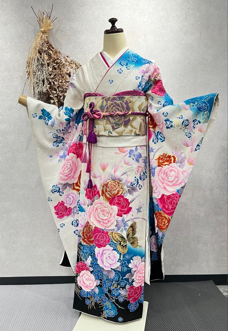 ミルクティーです　　umean成人式　　正絹振袖セット　襦袢＆刺繍襟