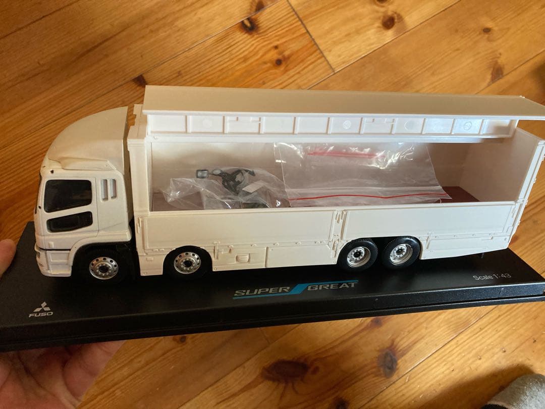 三菱スーパーグレイト1/43ミニカー