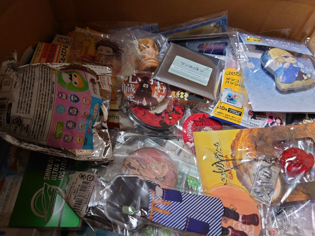 アニメ、キャラクターグッズ約1000点まとめ売り（缶バッジ、アクスタなど）大量