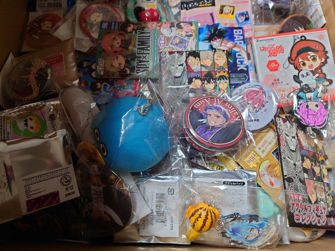 アニメ、キャラクターグッズ約1000点まとめ売り（缶バッジ、アクスタなど）大量