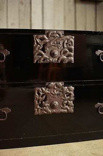 Akamaru 　綺麗な打ち出し金具庄内箪笥　2段　タンス　収納　古家具