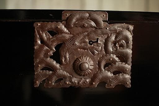 Akamaru 　綺麗な打ち出し金具庄内箪笥　2段　タンス　収納　古家具