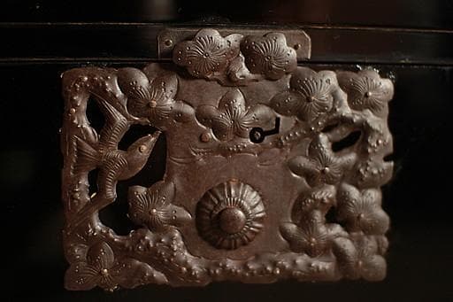 Akamaru 　綺麗な打ち出し金具庄内箪笥　2段　タンス　収納　古家具