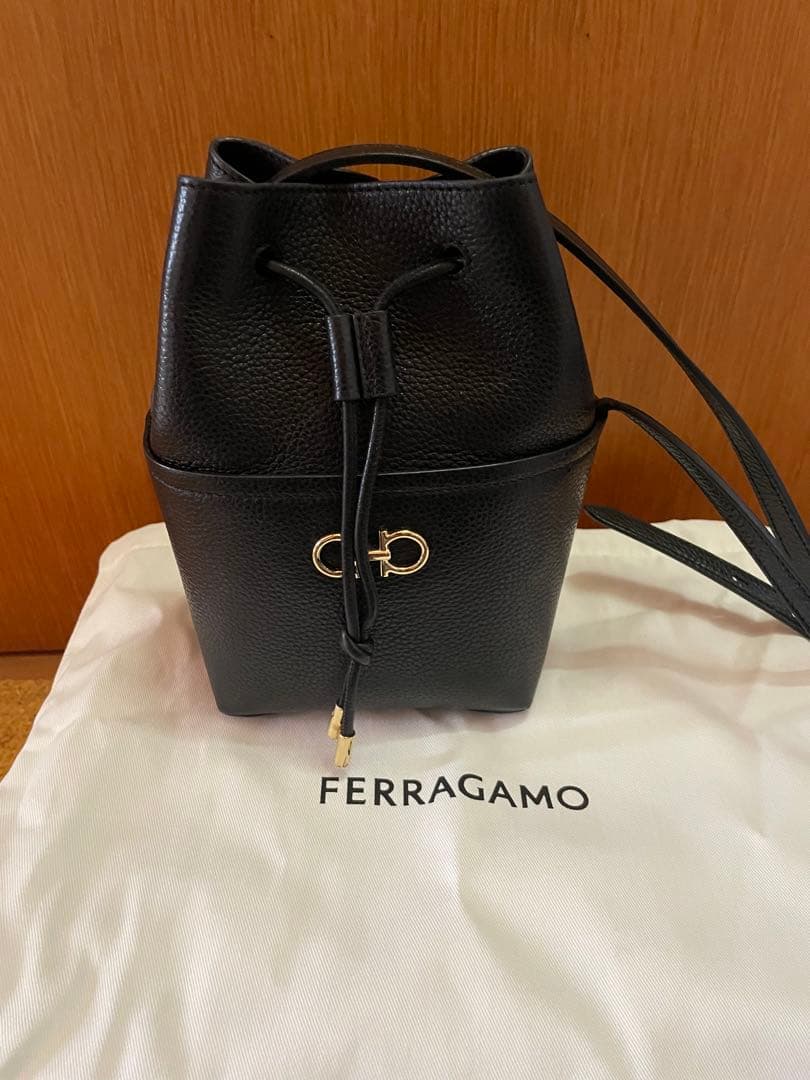 FERRAGAMO ブラック 巾着型ショルダーバッグ