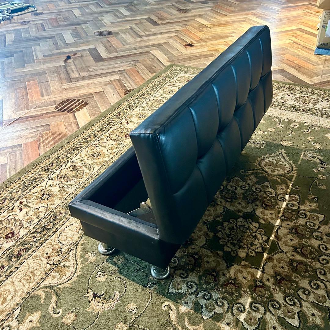 黒い収納ベンチ ボタン留めデザイン