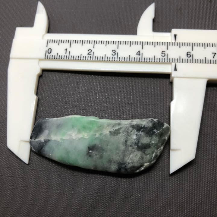 糸魚川　翡翠　原石（青海川産）