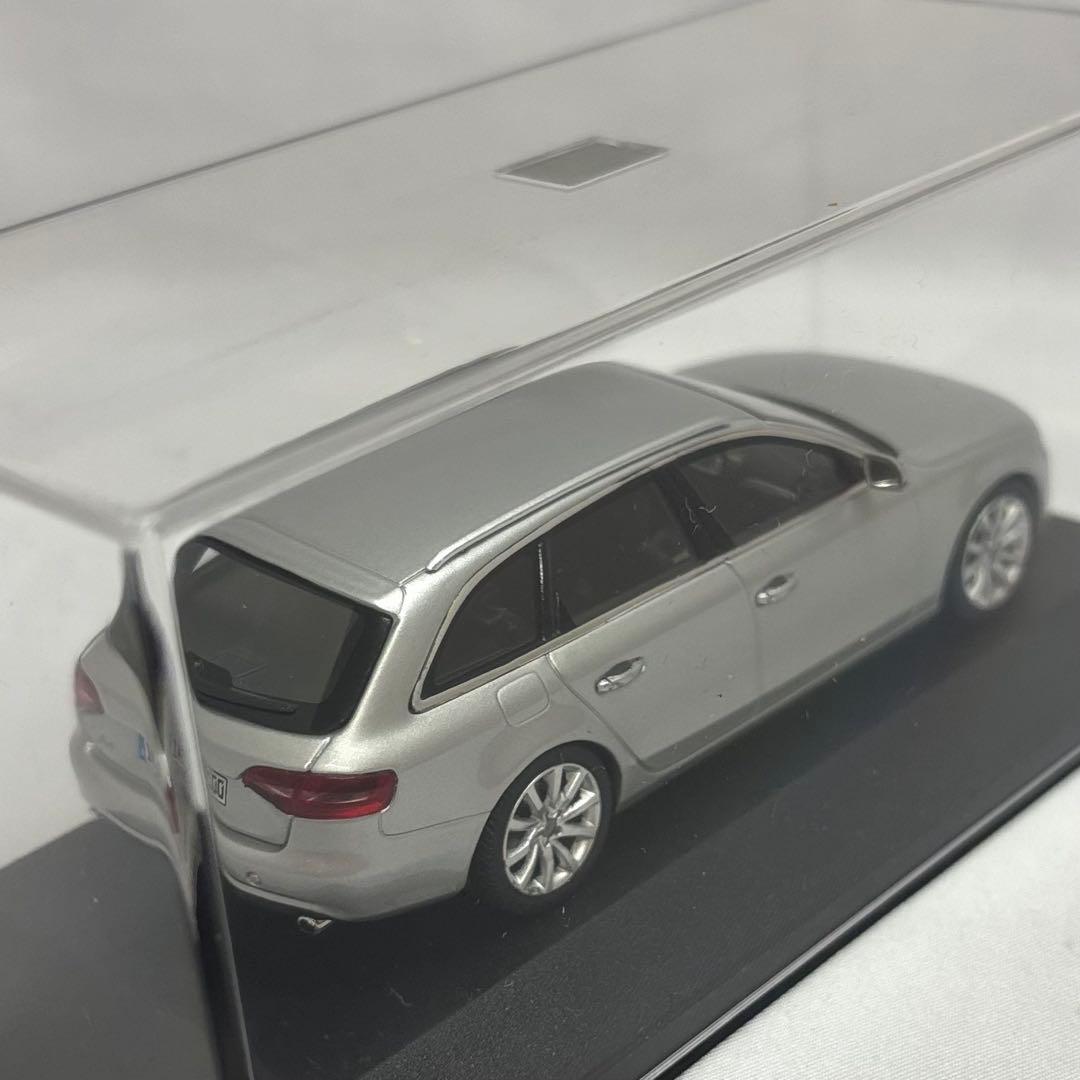 Audi A4 クワトロ Avant ミニカー アイスシルバー 1/43 B8