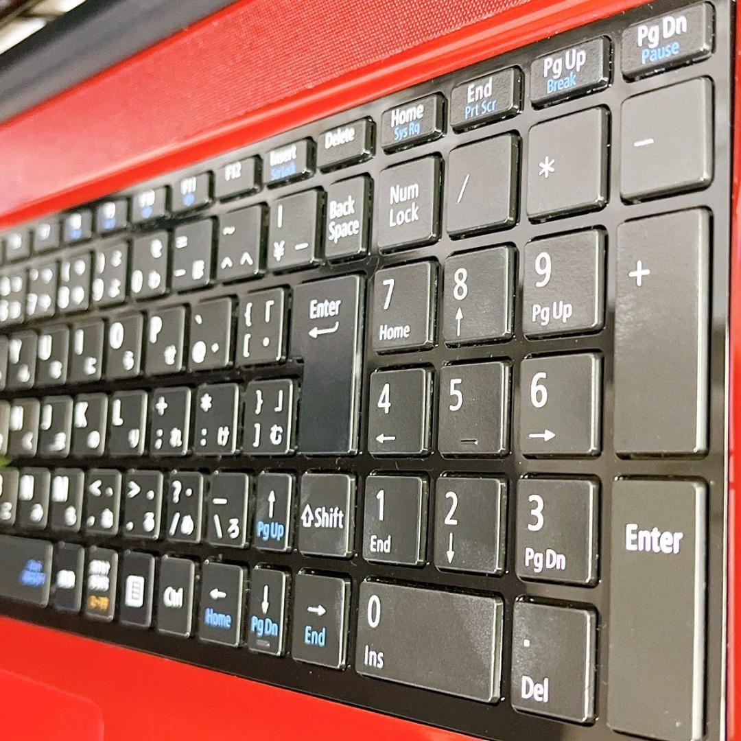 美品✨Windows11✨爆速SSDお洒落ノートパソコン赤✨カメラ薄型・オフィス