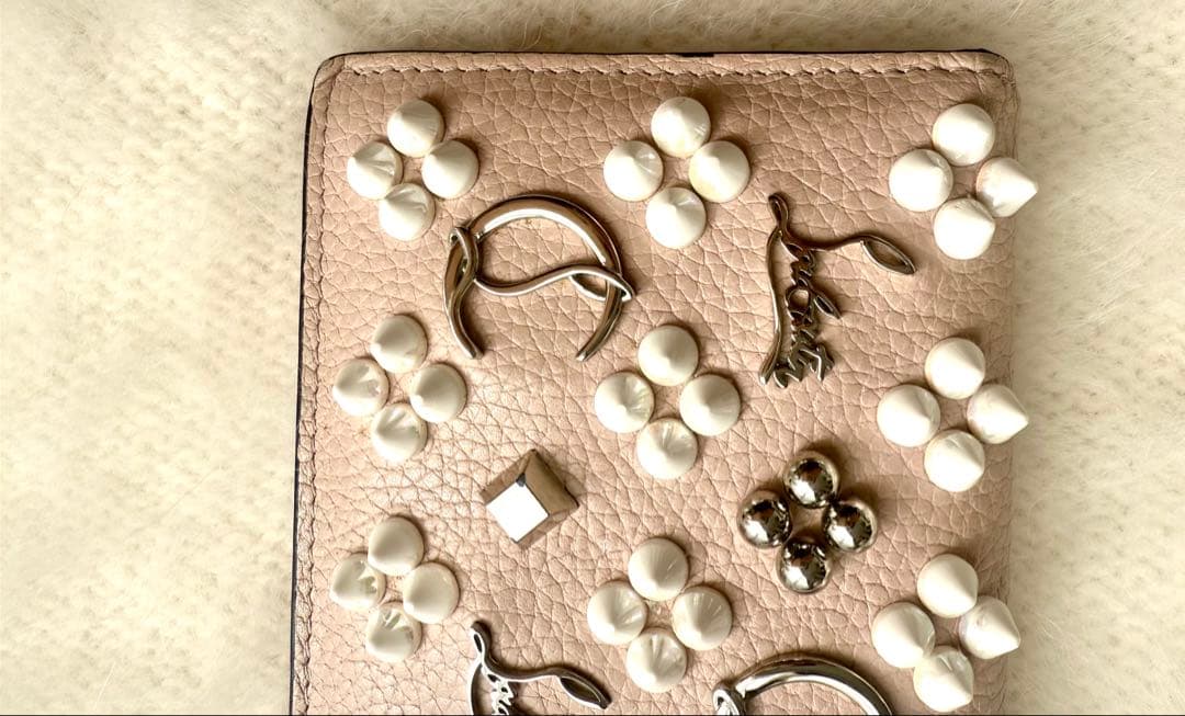 【正規品】クリスチャン・ルブタン★二つ折り財布★ピンク★美品★箱とリボン付き