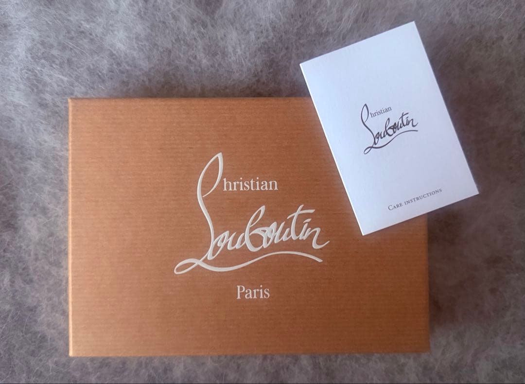 【正規品】クリスチャン・ルブタン★二つ折り財布★ピンク★美品★箱とリボン付き