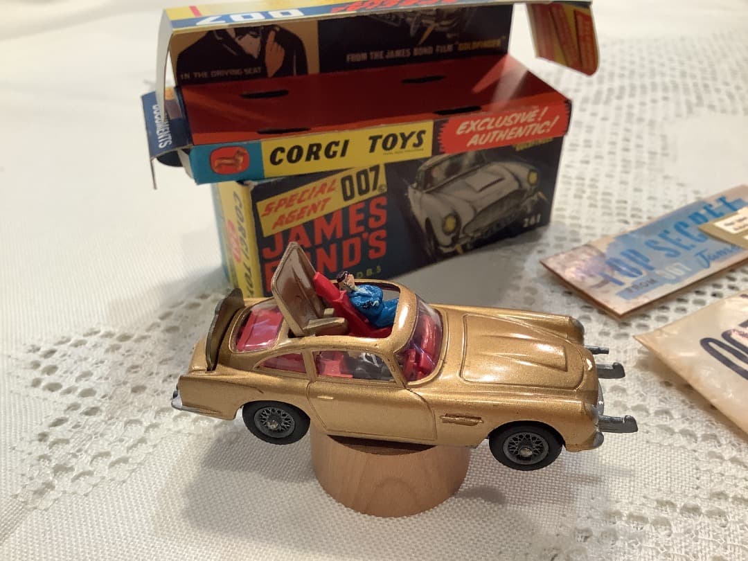 完品　CORGI TOYS JAMES BOND アストンマーチン　ミニカー