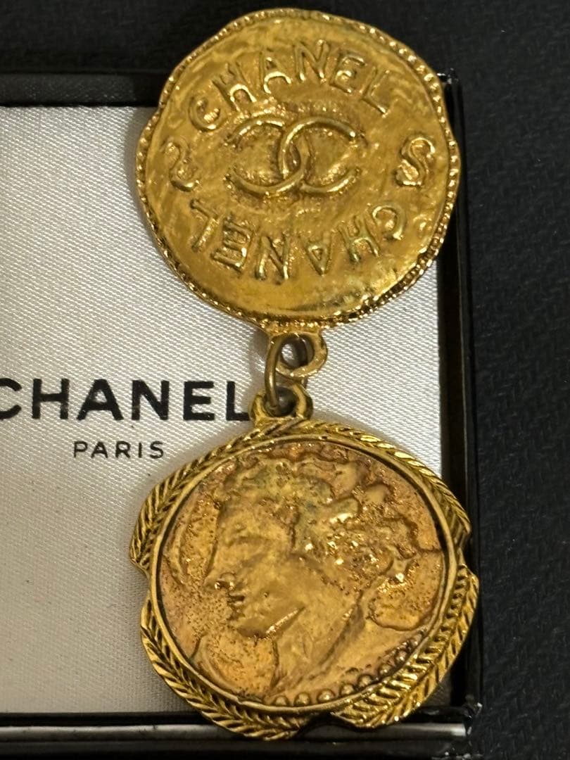 稀少　CHANEL　ブローチ　2連メダル　勲章風　ゴールド