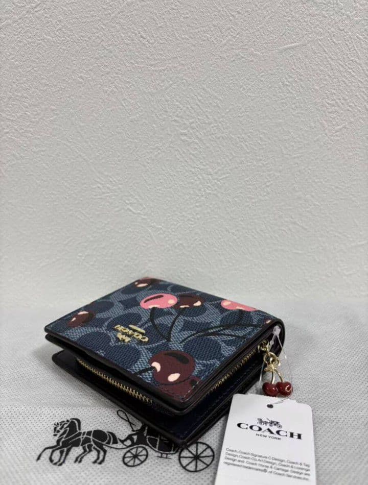 新品未使用コーチ二つ折り財布チェリー柄グレイレディース送料無料即日発送