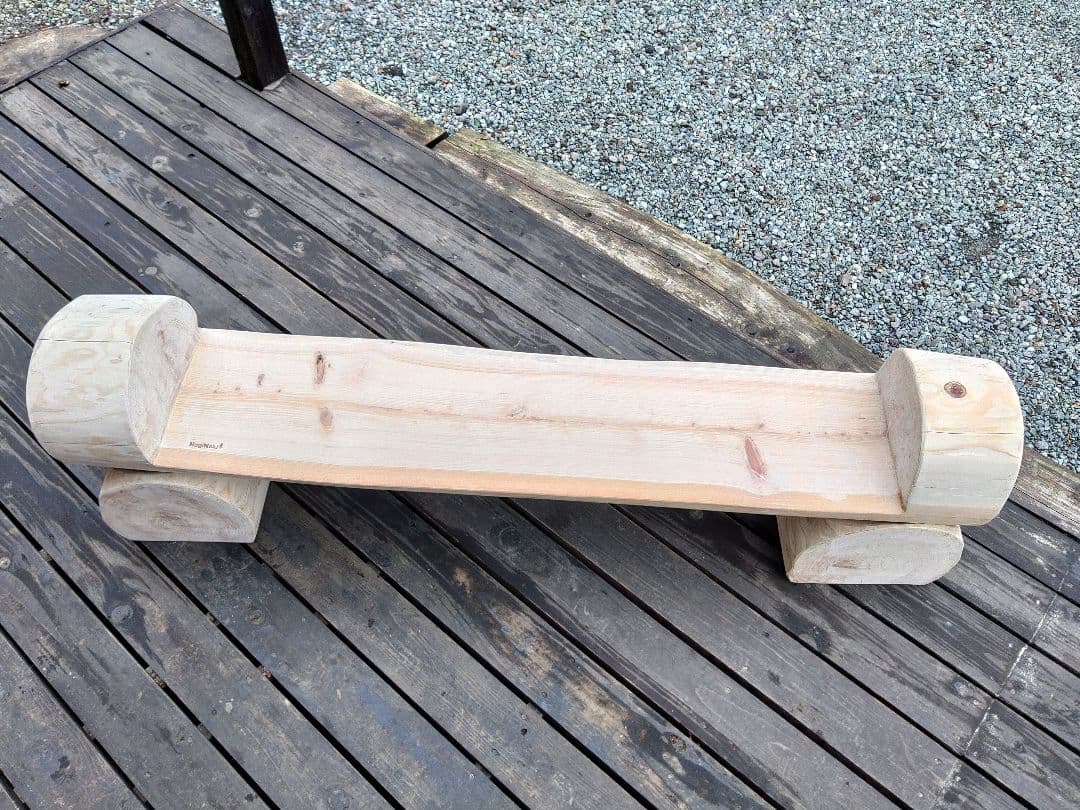 ひのき丸太のベンチ　インテリア