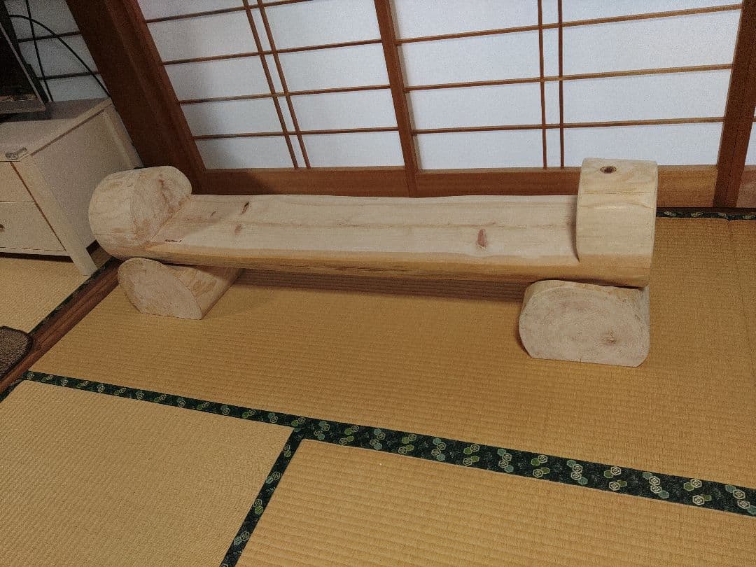 ひのき丸太のベンチ　インテリア
