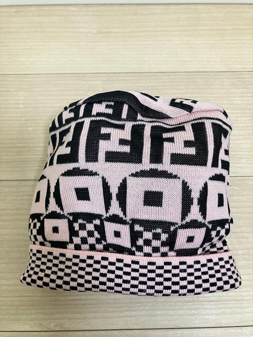 FENDI ニット帽　ピンク×黒