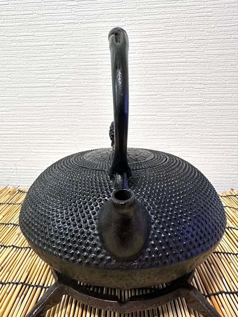 未使用品、保管品　南部名工金秀 及春鋳造捻鉉算盤形アラレ南部鉄瓶　南部鉄器　鉄瓶