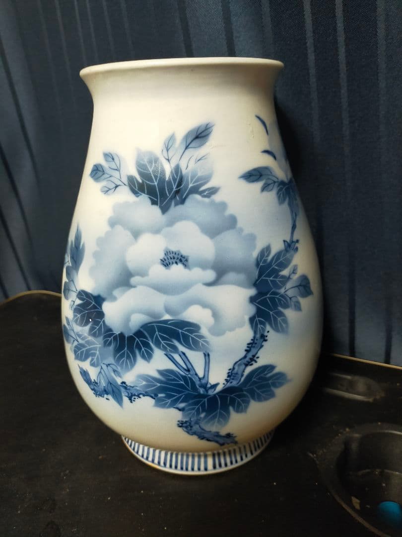 鍋島焼　染付牡丹図柄花瓶　櫛高台