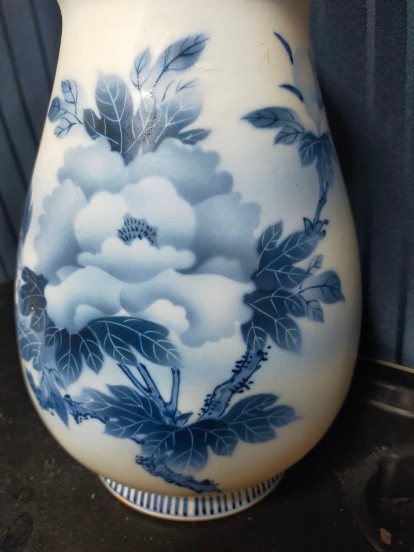 鍋島焼　染付牡丹図柄花瓶　櫛高台