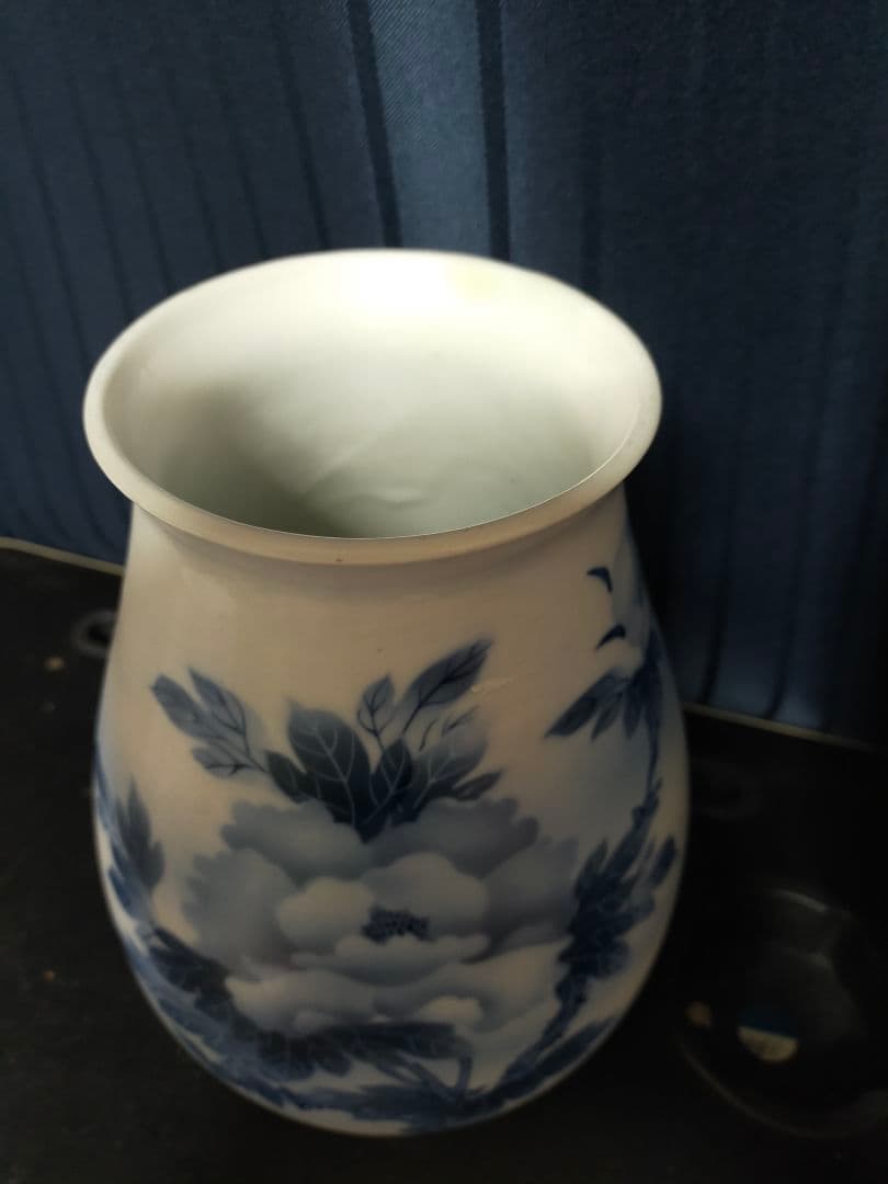 鍋島焼　染付牡丹図柄花瓶　櫛高台