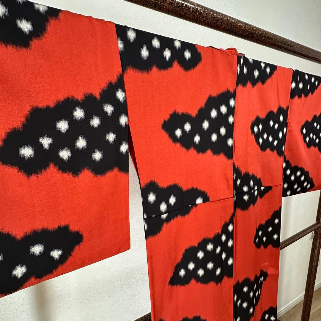 超美品　正絹　袷　着物　和装　お召　158　アンティーク　赤　黒　個性的　雲柄