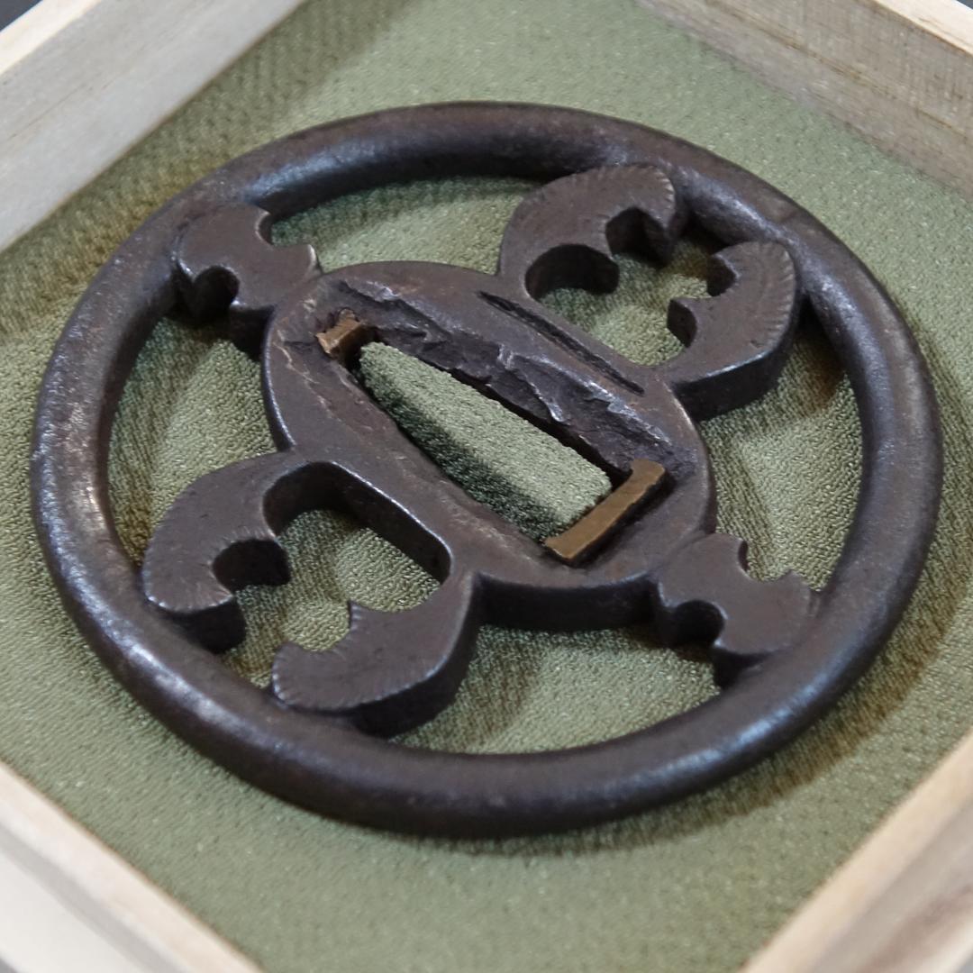 【 分銅抱茗荷透鐔 無銘 明珍 】(鑑定書有) 鍔 鐔 刀装具 武具 骨董 江戸