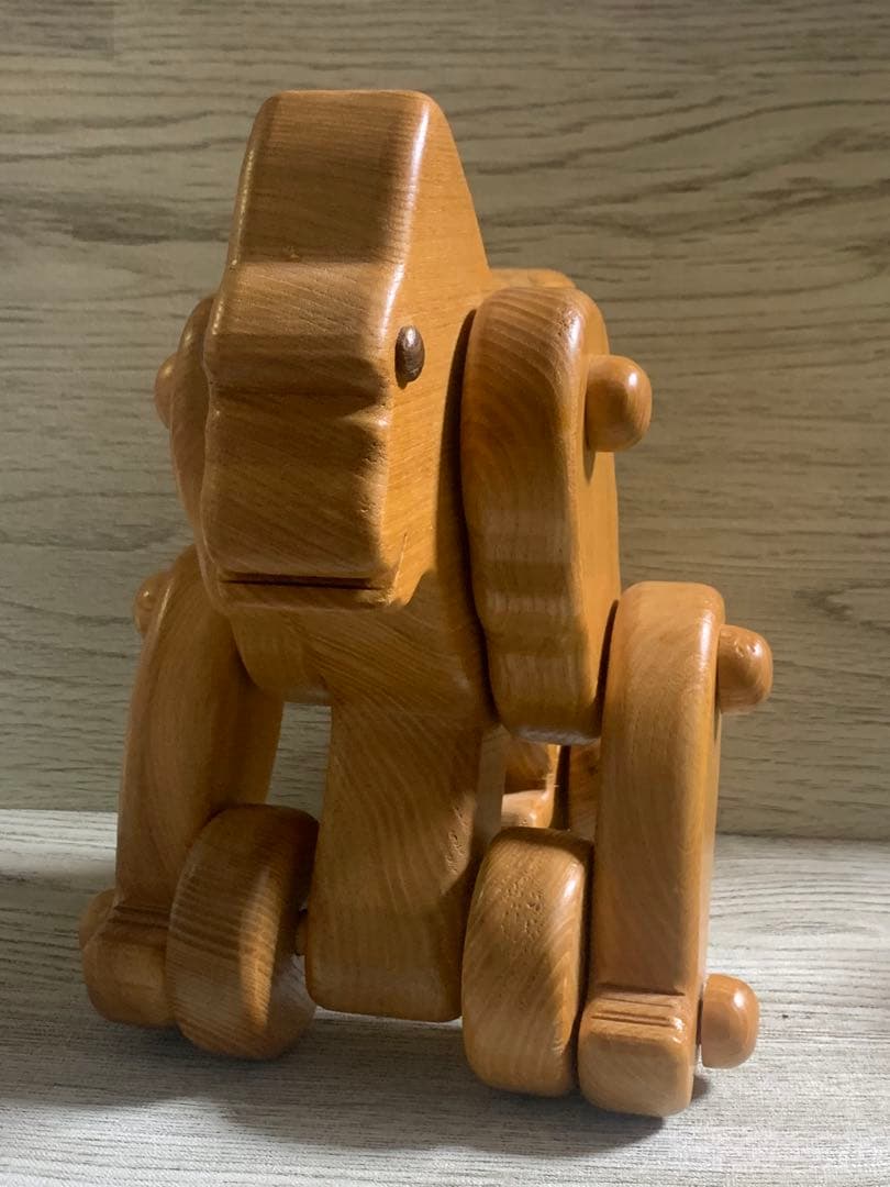 木製ゴリラ　木製の可動式ゴリラ型おもちゃ、置物