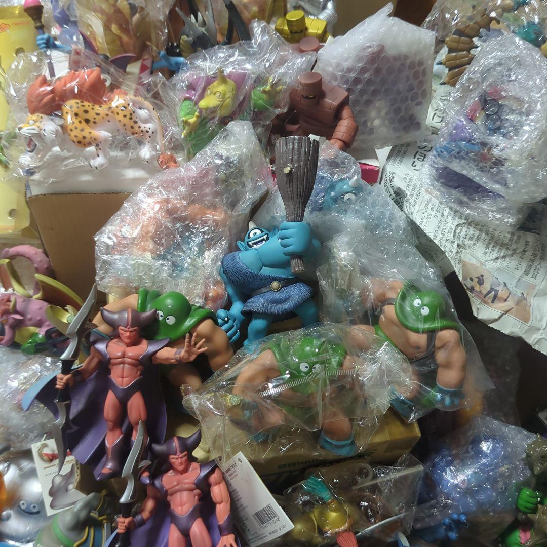 まとめてドラクエソフビ90体ほど、おまけで勇者と仲間その他キャラクター、