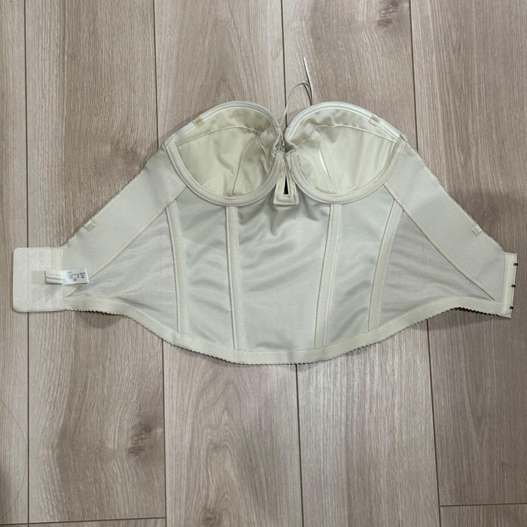 <極美品> ブライダルインナー　バックレスビスチェ　D70