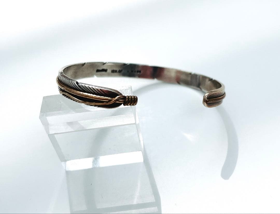 ナバホHarvey Maceハーヴィー・メイス作《フェザーバングル/12KGF》