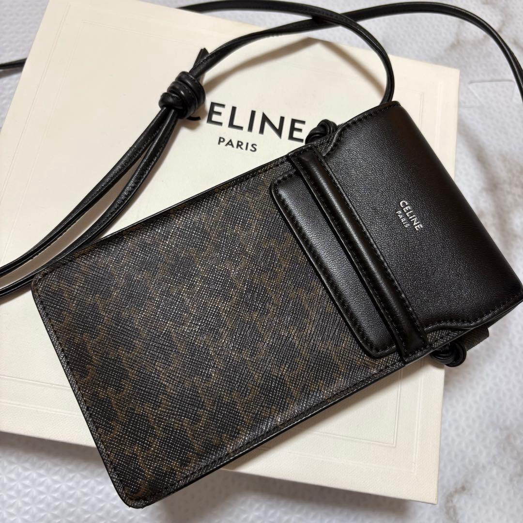 美品 セリーヌ トリオンフ マカダム スマホショルダー 斜めがけ フォンケース