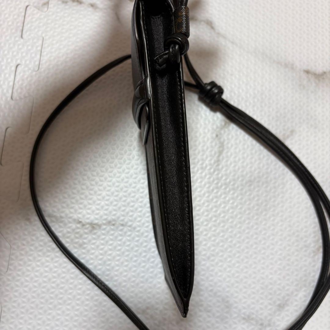 美品 セリーヌ トリオンフ マカダム スマホショルダー 斜めがけ フォンケース