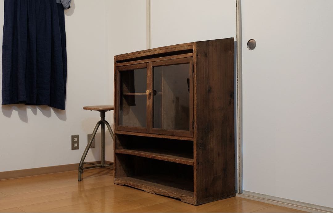ヴィンテージ木製キャビネット、侘寂の美学漂う一品
