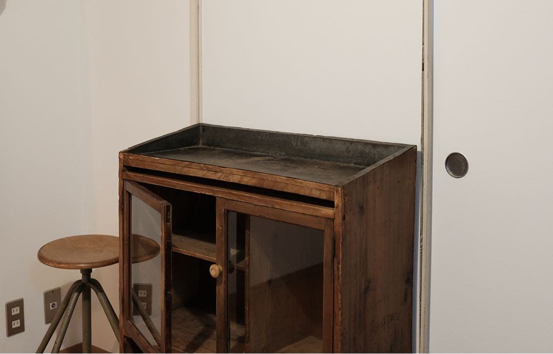 ヴィンテージ木製キャビネット、侘寂の美学漂う一品