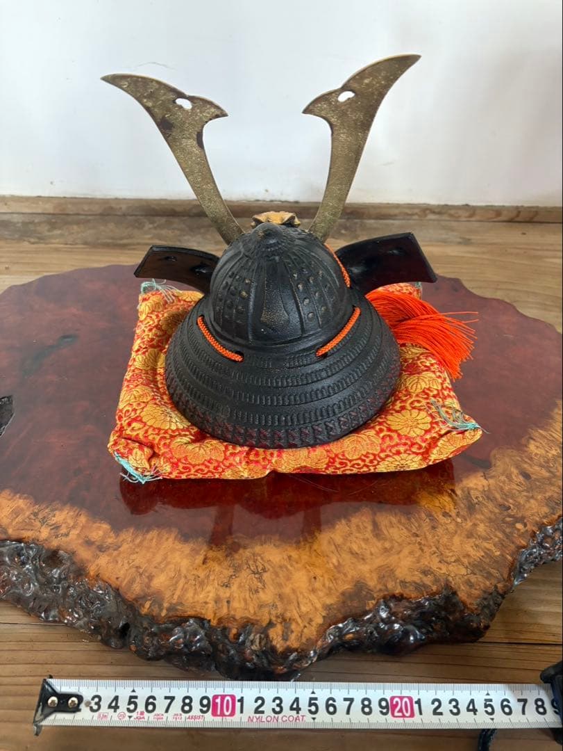 伝統的な黒金兜と箱付き