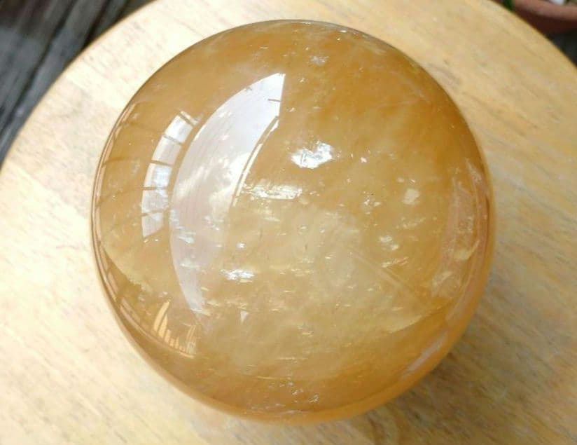 割引大特価☆虹入りハニーゴールデンカルサイト　丸玉　スフィア　３Kg　木製台座付