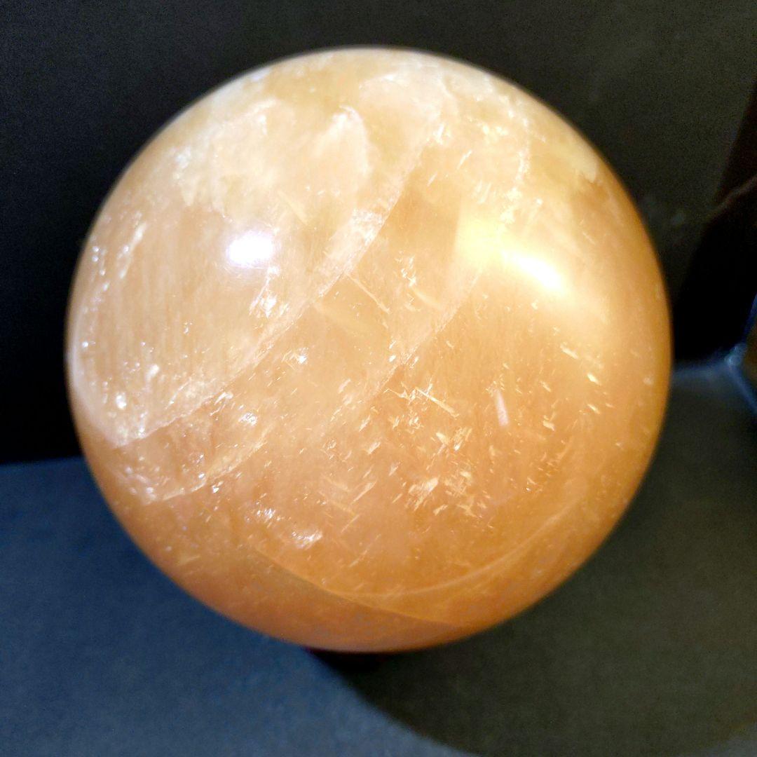 割引大特価☆虹入りハニーゴールデンカルサイト　丸玉　スフィア　３Kg　木製台座付