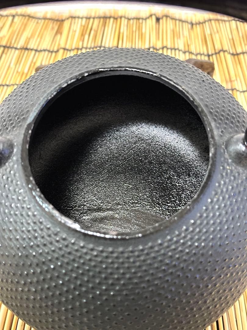 新品、供箱等付属品付　南部運南堂　南部鍋元造　１２型アラレ　南部鉄瓶　南部鉄器