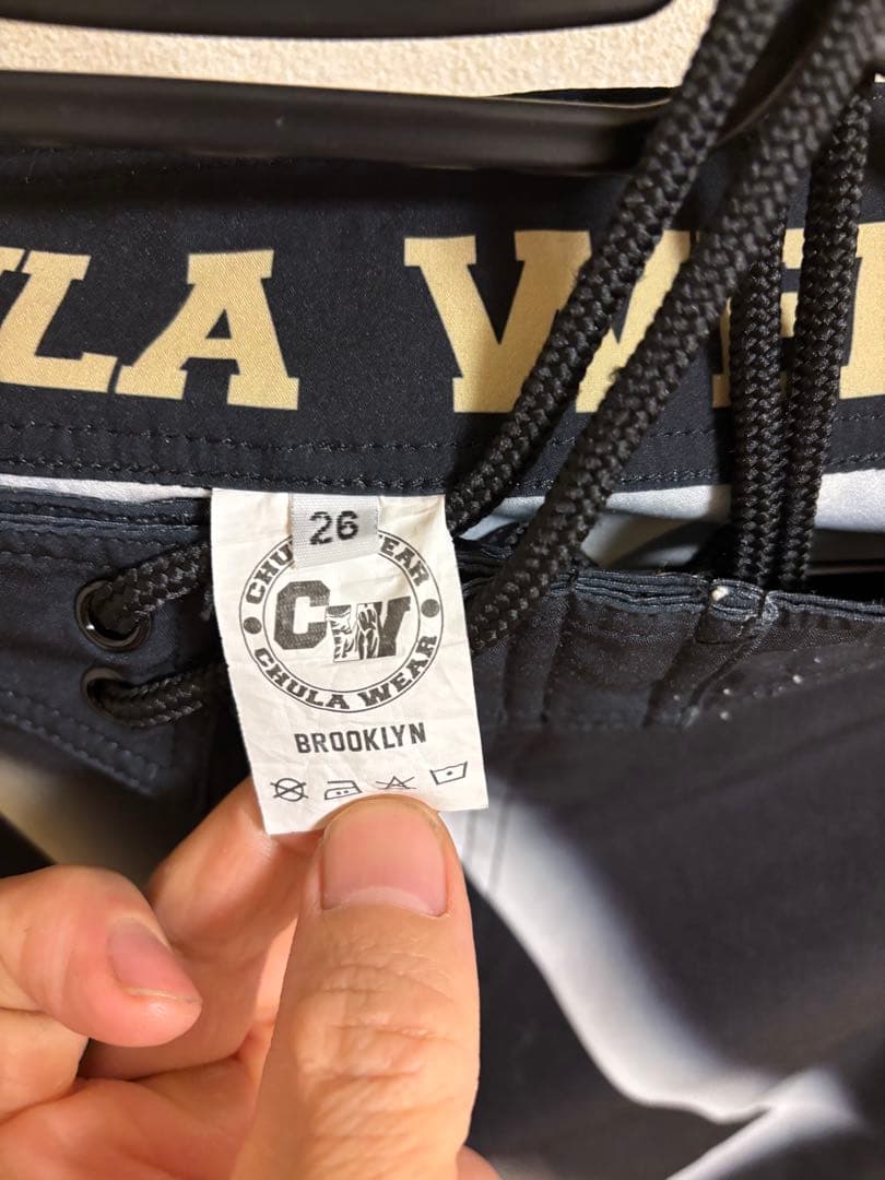 イエローホワイトとブラックが特徴的なCHULA WEARのサーフパンツサイズ26