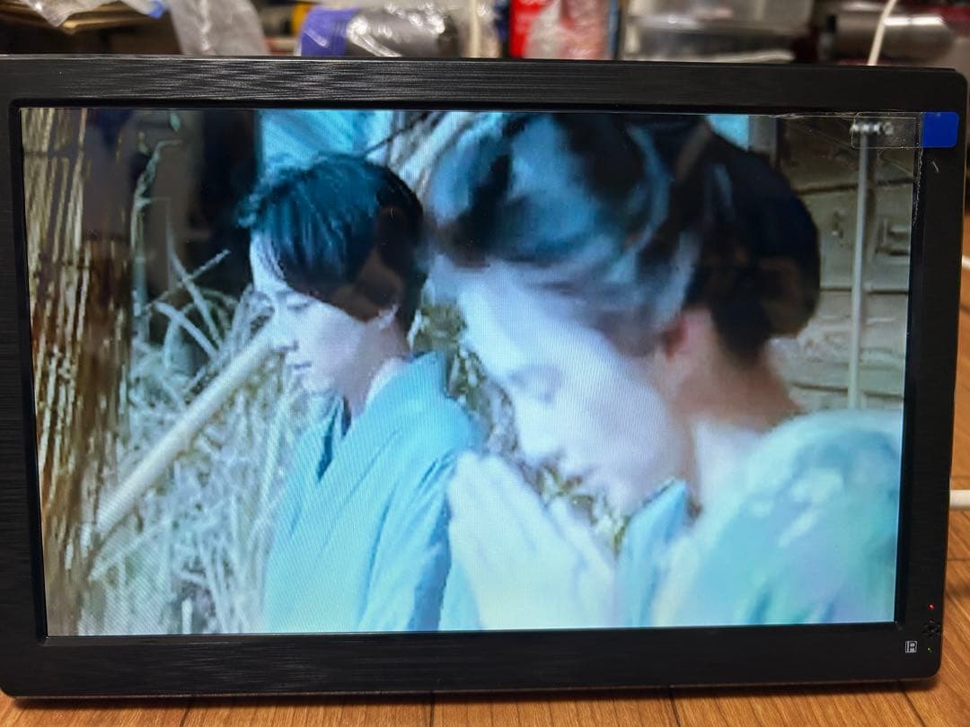 VERSOS 12.1インチ液晶テレビ