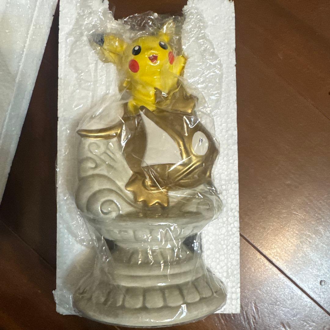 【最安値】ポケモンセンターナゴヤ ピカチュウ 金のコイキング 貯金箱