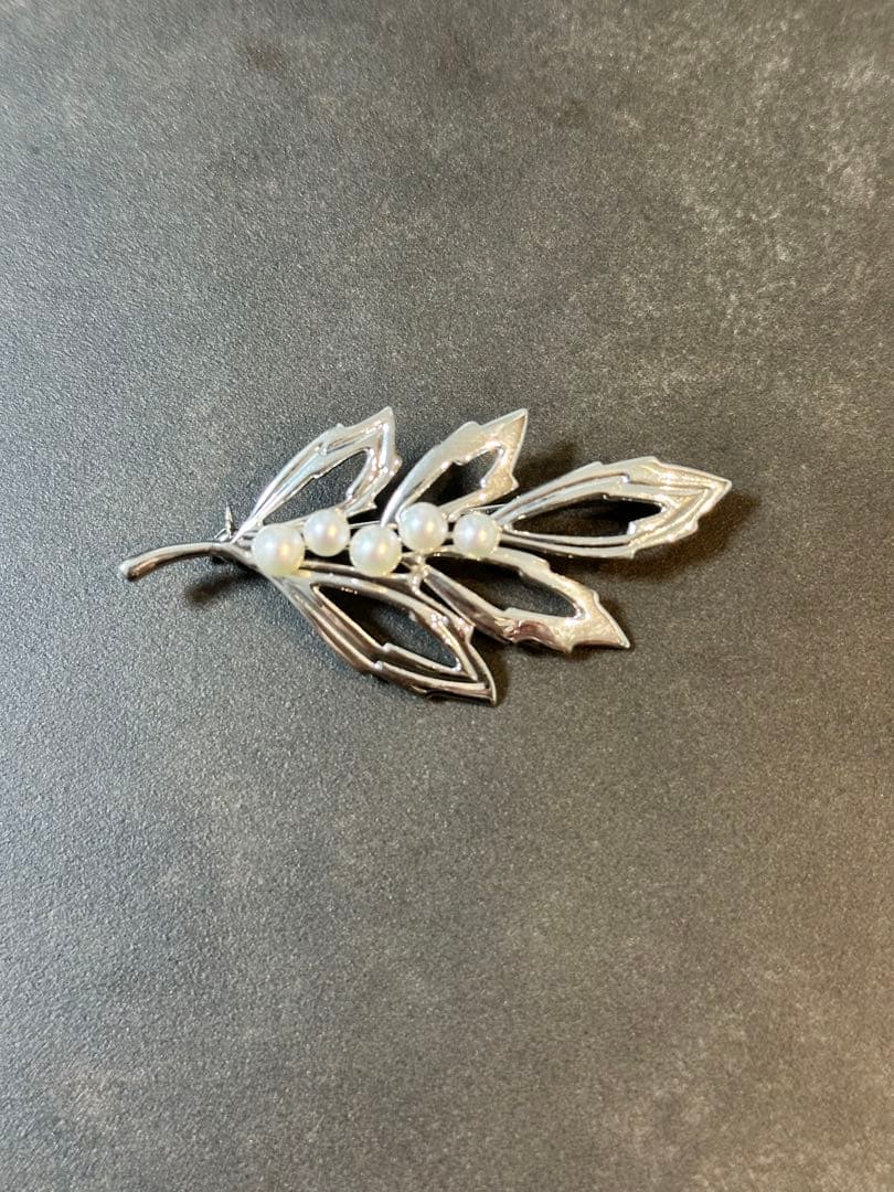 ミキモト　シルバーブローチ　リーフ