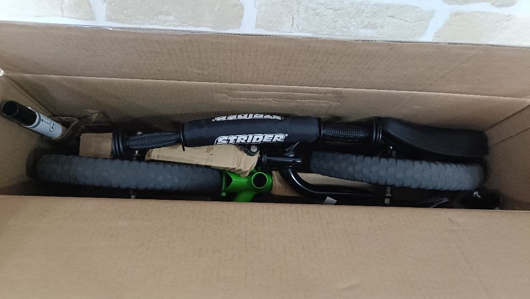 珍しい箱付きです！　ストライダー 本体 グリーン
