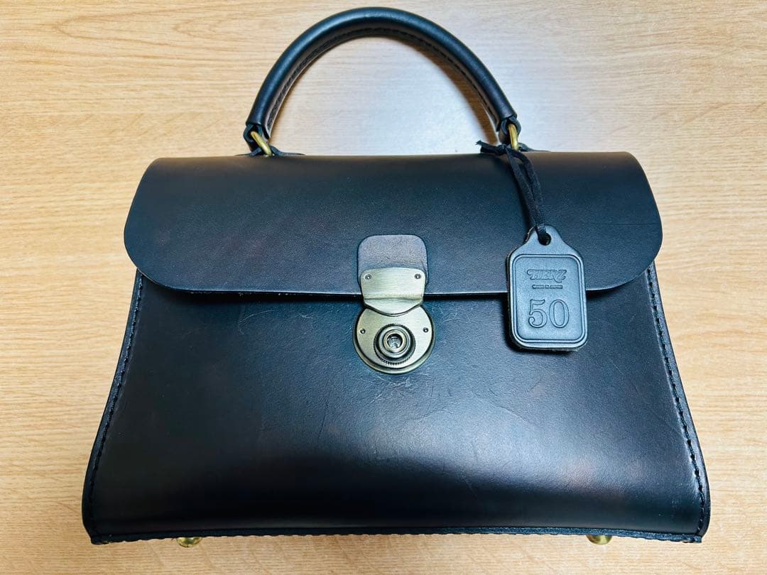 HERZ アオリノハンドバッグ　ショルダーバッグ