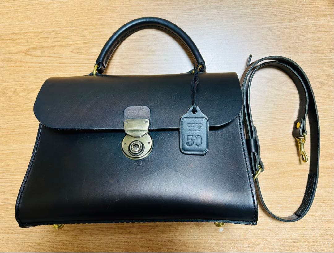 HERZ アオリノハンドバッグ　ショルダーバッグ