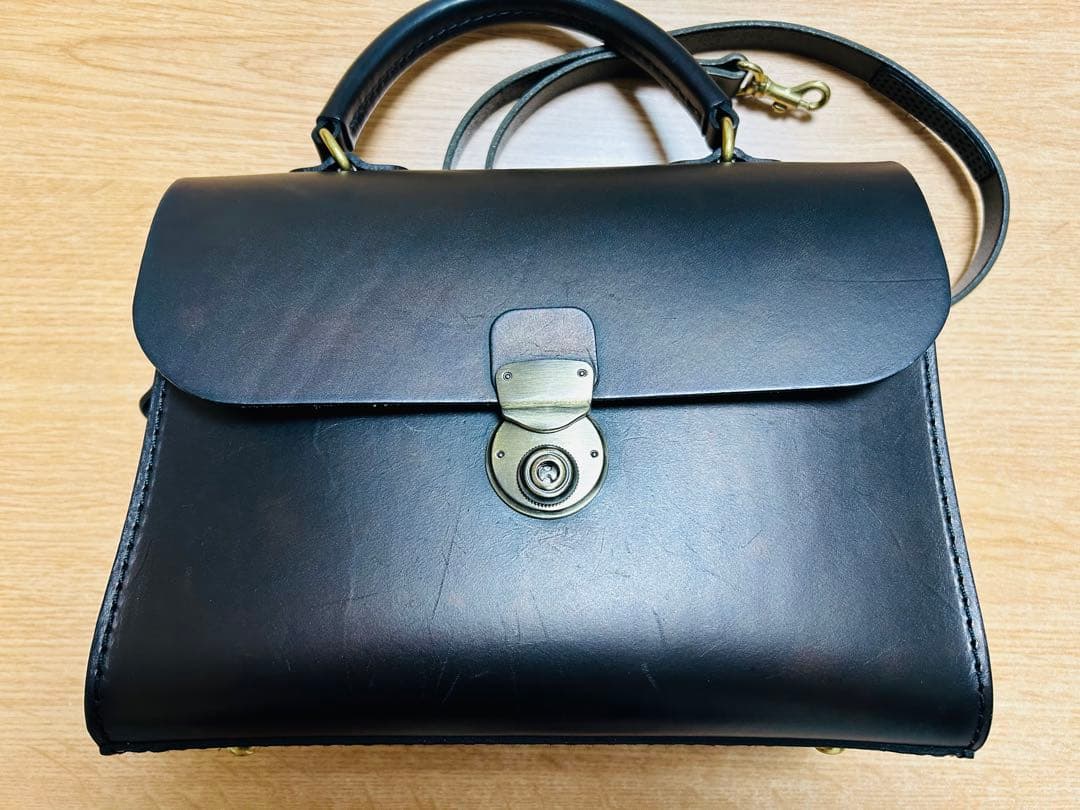 HERZ アオリノハンドバッグ　ショルダーバッグ