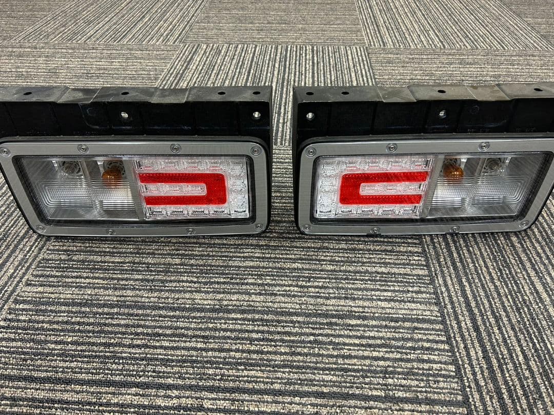 日野プロフィア　テールランプ新車外し