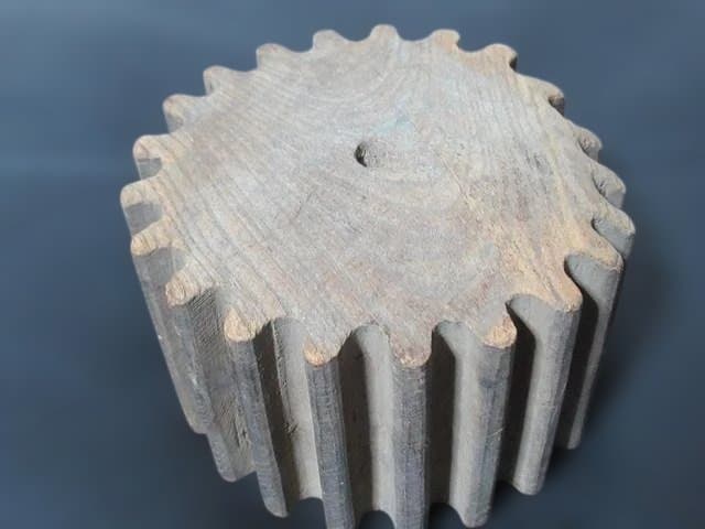 かつて日本の織物機械に使われた職人手作りの【木製歯車】（古道具、織機・糸車）