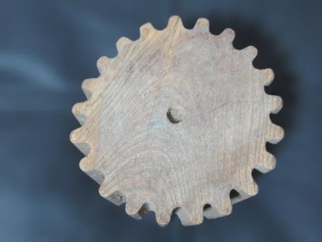 かつて日本の織物機械に使われた職人手作りの【木製歯車】（古道具、織機・糸車）