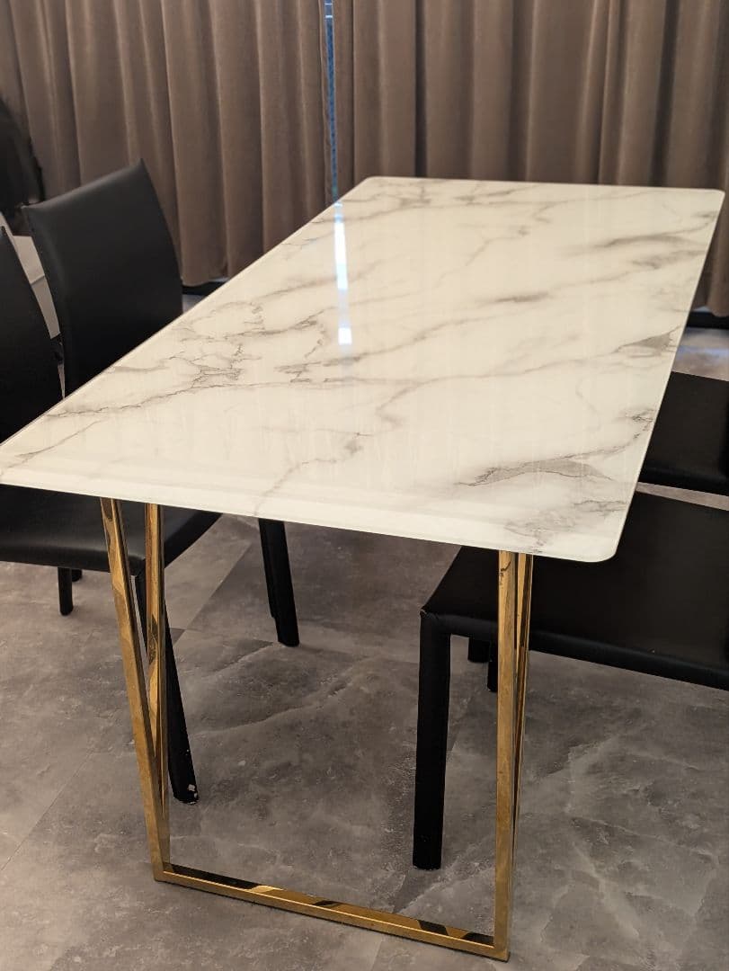大理石風ガラス天板のダイニングテーブル